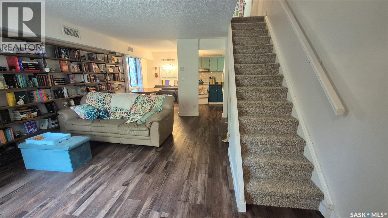 66 Gore Place, Regina, SK - Indoor Photo Showing Living Room