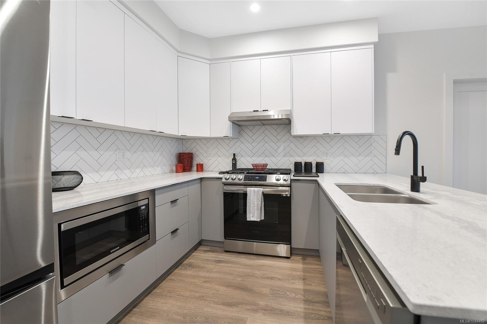 #306-1114 Samar Cres, Langford, BC - Indoor Photo Showing Kitchen With Double Sink With Upgraded Kitchen