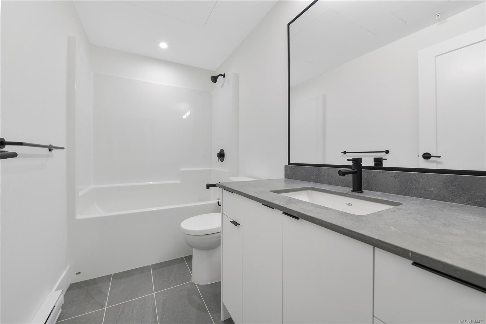 #304-1114 Samar Cres, Langford, BC - Indoor Photo Showing Bathroom
