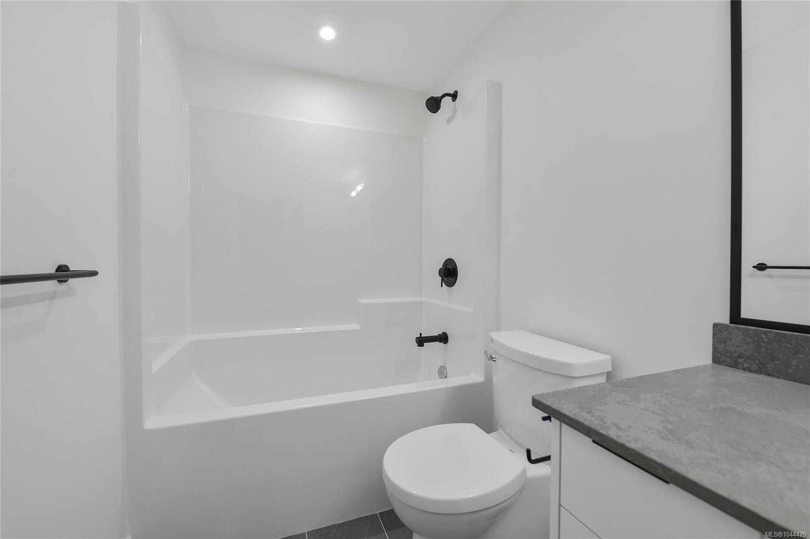 #304-1114 Samar Cres, Langford, BC - Indoor Photo Showing Bathroom