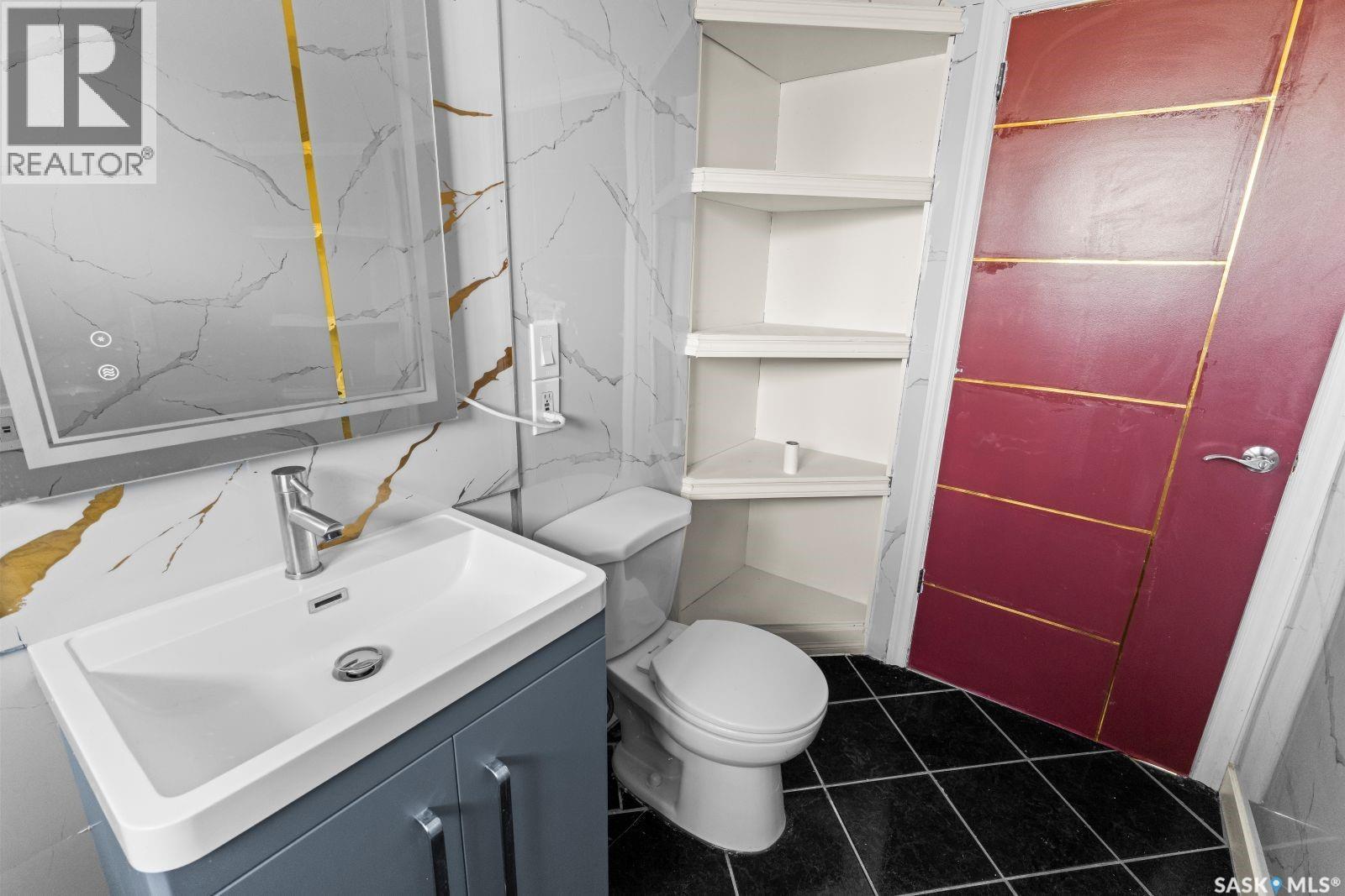410 P Avenue N, Saskatoon, SK - Indoor Photo Showing Bathroom