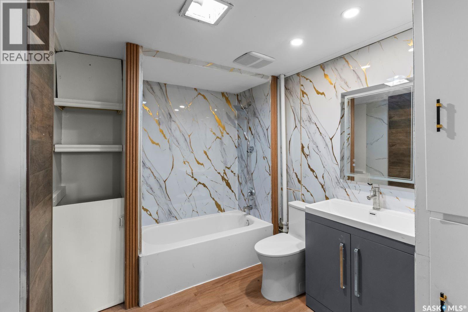 410 P Avenue N, Saskatoon, SK - Indoor Photo Showing Bathroom