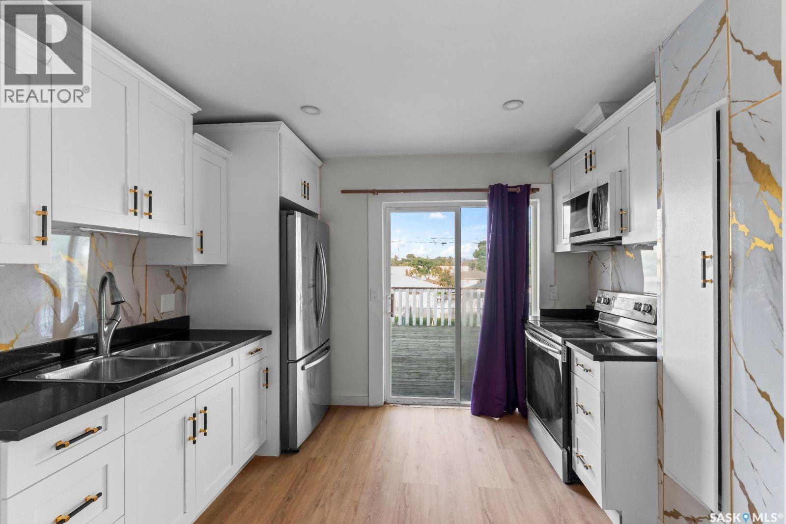 410 P Avenue N, Saskatoon, SK - Indoor Photo Showing Kitchen With Double Sink