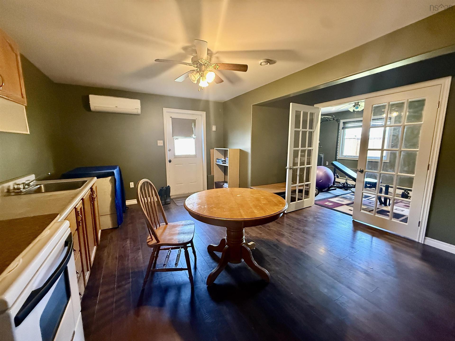 6 Beacon Street, Dartmouth, NS - Indoor Photo Showing Dining Room