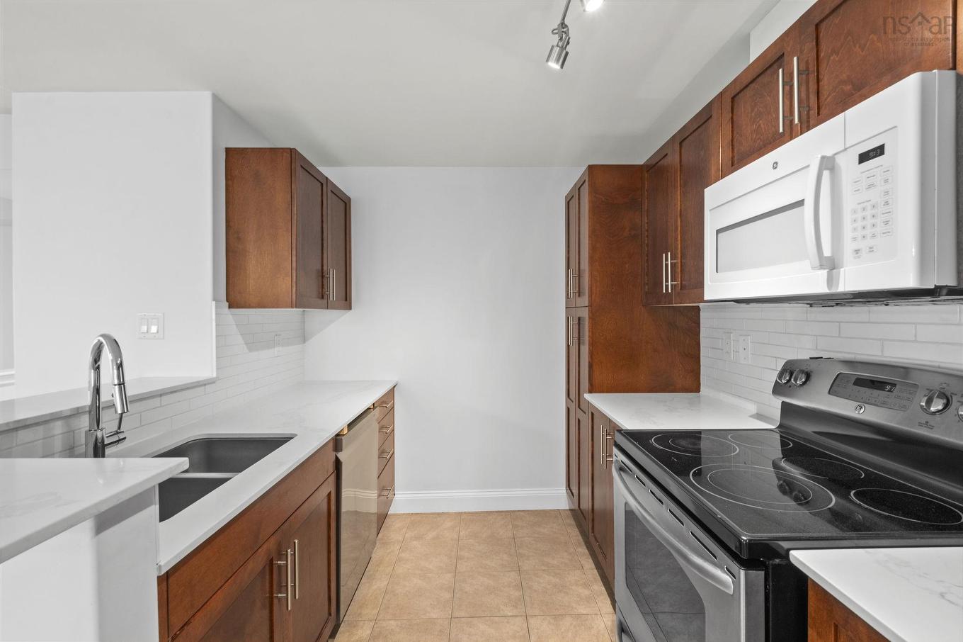 811 60 Walter Havill Drive, Halifax, NS - Indoor Photo Showing Kitchen With Double Sink