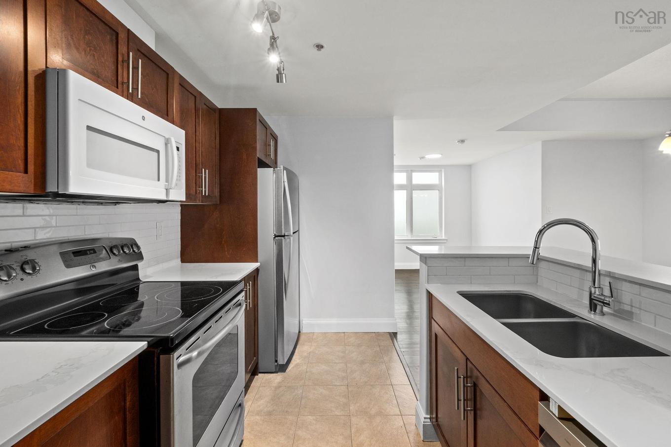 811 60 Walter Havill Drive, Halifax, NS - Indoor Photo Showing Kitchen With Double Sink