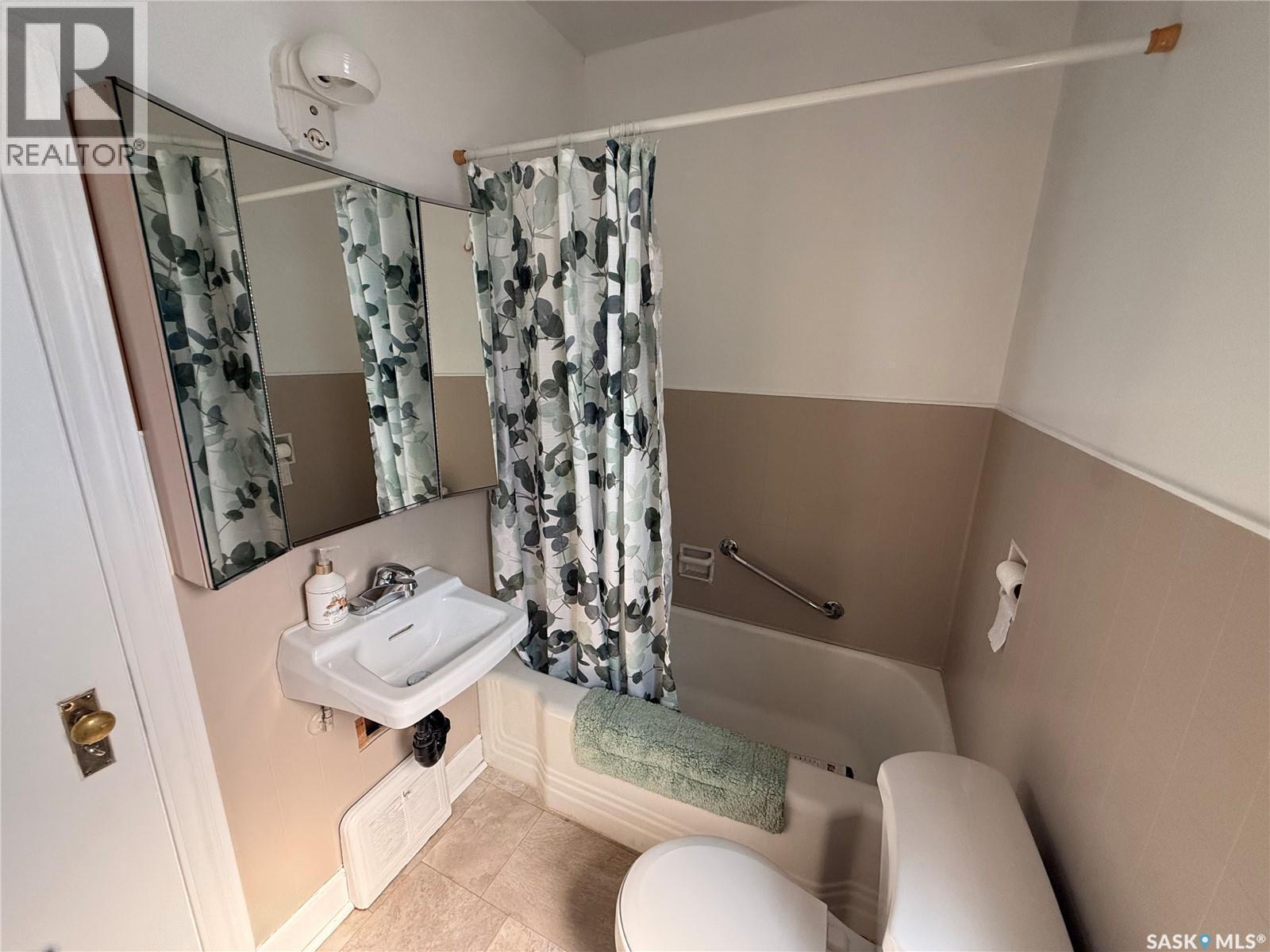 230 6Th Avenue W, Assiniboia, SK - Indoor Photo Showing Bathroom