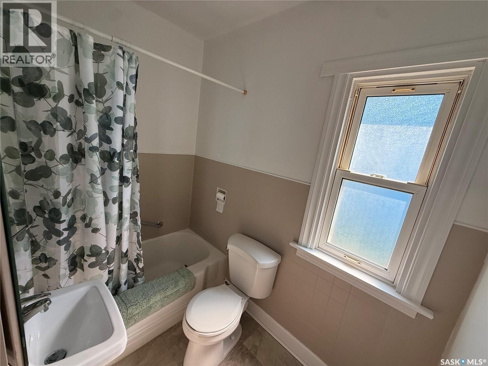 230 6Th Avenue W, Assiniboia, SK - Indoor Photo Showing Bathroom