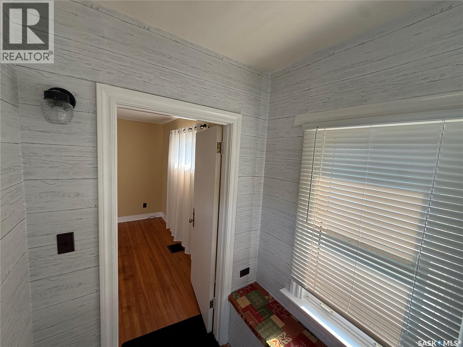 230 6Th Avenue W, Assiniboia, SK - Indoor