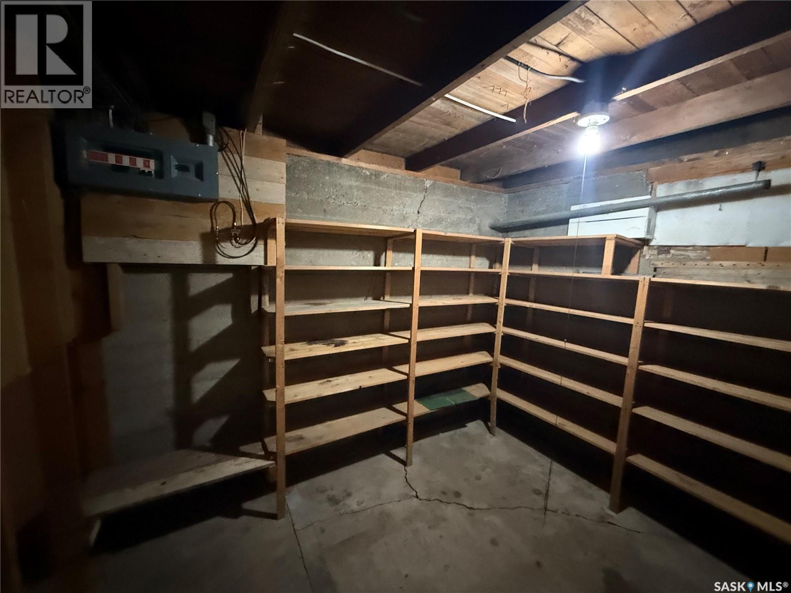 230 6Th Avenue W, Assiniboia, SK - Indoor