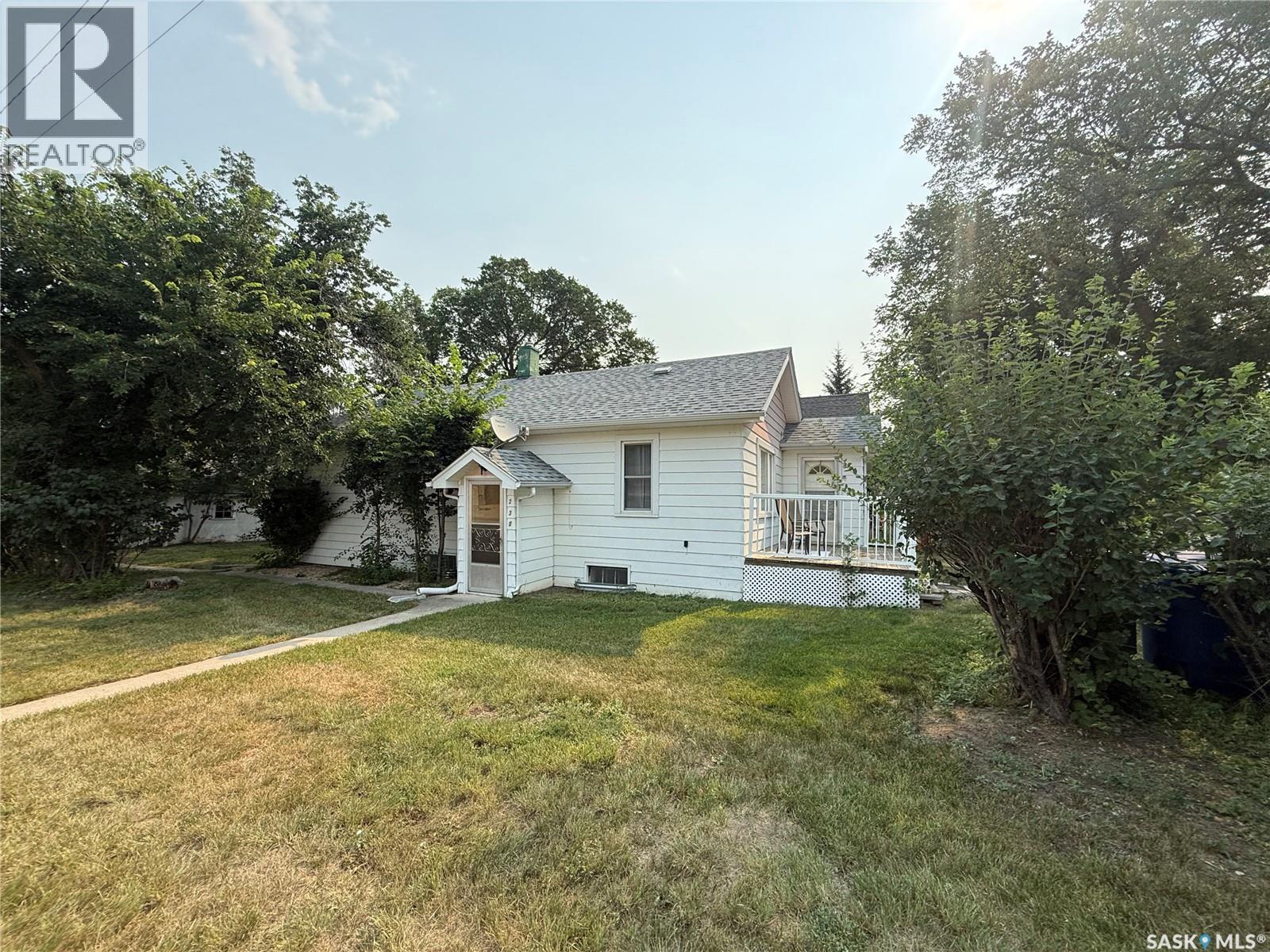 230 6Th Avenue W, Assiniboia, SK - Outdoor