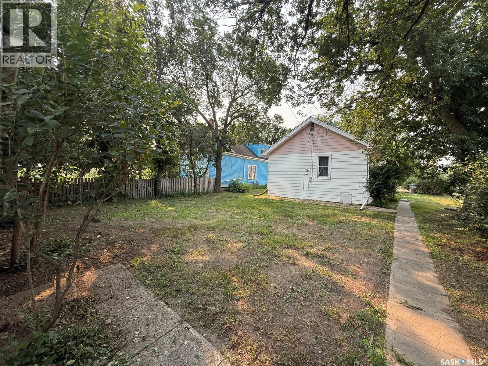 230 6Th Avenue W, Assiniboia, SK - Outdoor