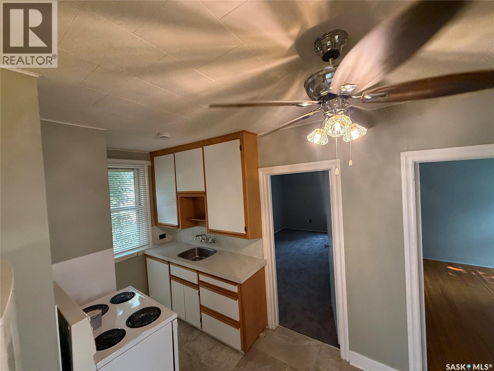 230 6Th Avenue W, Assiniboia, SK - Indoor Photo Showing Kitchen