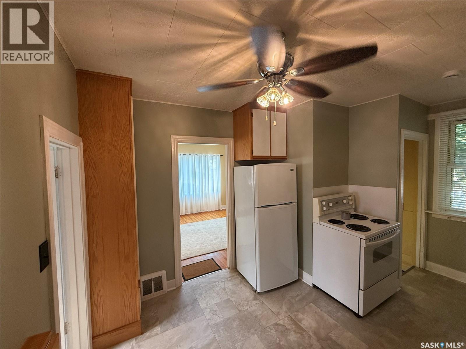 230 6Th Avenue W, Assiniboia, SK - Indoor Photo Showing Kitchen