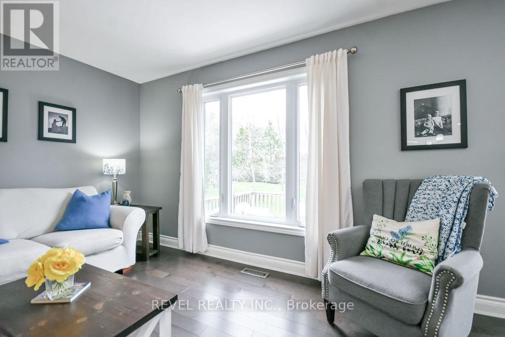16 Sumac Crescent, Oro-Medonte, ON - Indoor Photo Showing Living Room