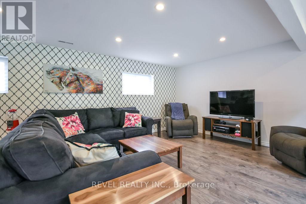 16 Sumac Crescent, Oro-Medonte, ON - Indoor Photo Showing Living Room