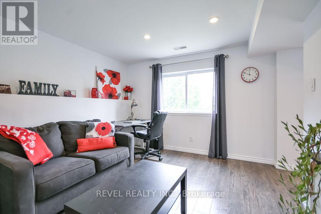 16 Sumac Crescent, Oro-Medonte, ON - Indoor Photo Showing Living Room