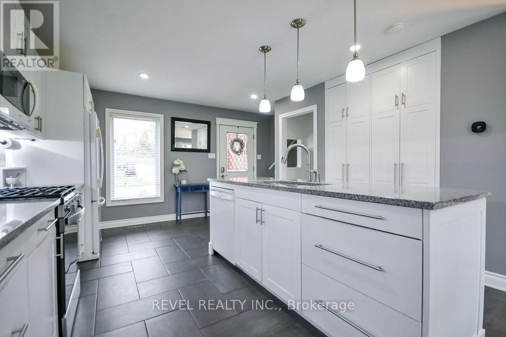 16 Sumac Crescent, Oro-Medonte, ON - Indoor Photo Showing Kitchen With Upgraded Kitchen