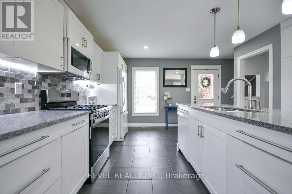 16 Sumac Crescent, Oro-Medonte, ON - Indoor Photo Showing Kitchen With Upgraded Kitchen