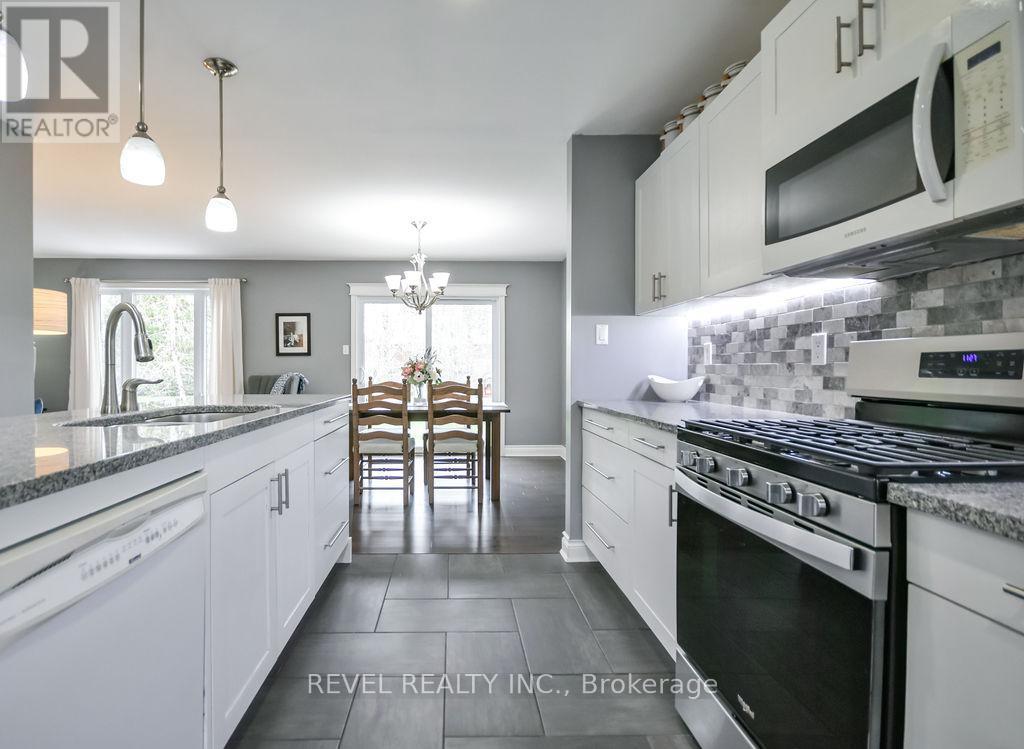 16 Sumac Crescent, Oro-Medonte, ON - Indoor Photo Showing Kitchen With Upgraded Kitchen