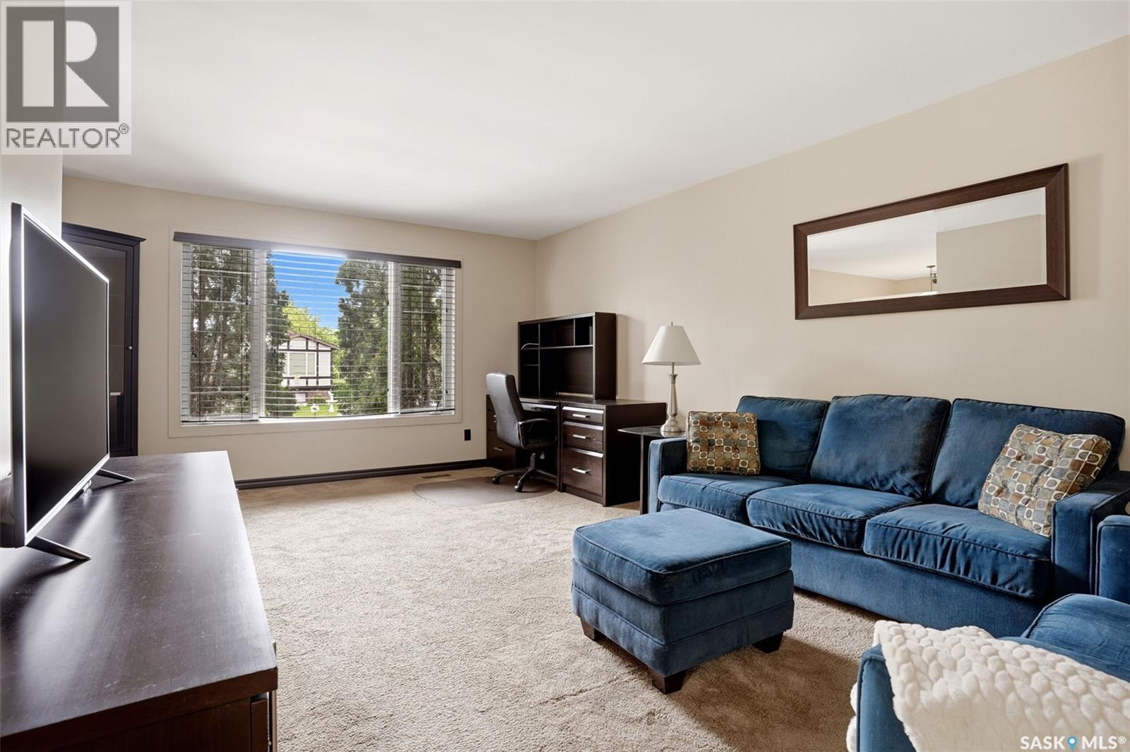 7122 Lawrence Drive, Regina, SK - Indoor Photo Showing Living Room