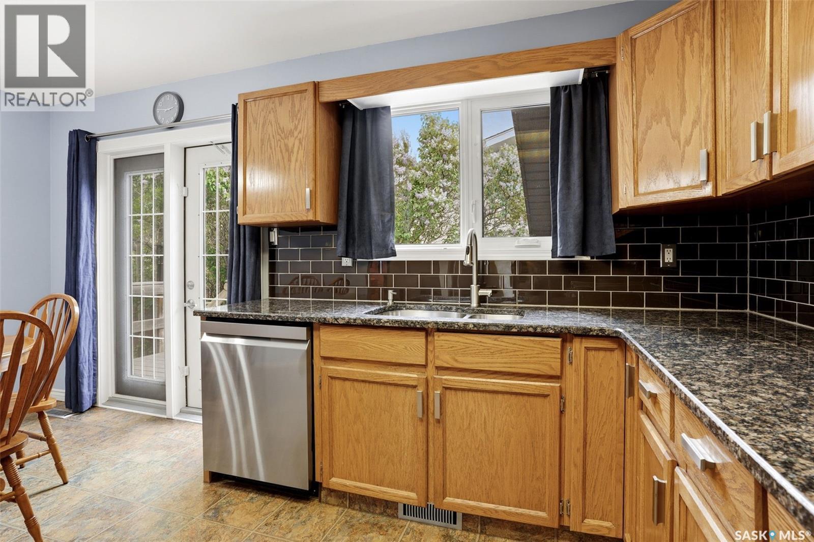 7122 Lawrence Drive, Regina, SK - Indoor Photo Showing Kitchen With Double Sink