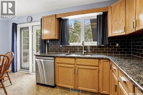 7122 Lawrence Drive, Regina, SK - Indoor Photo Showing Kitchen With Double Sink