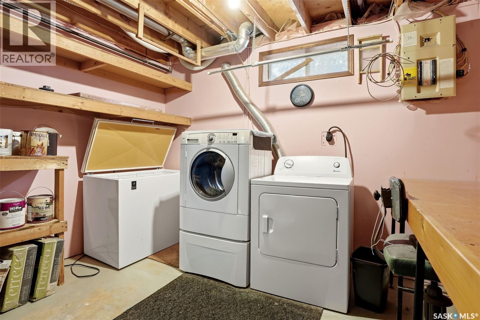 7122 Lawrence Drive, Regina, SK - Indoor Photo Showing Laundry Room