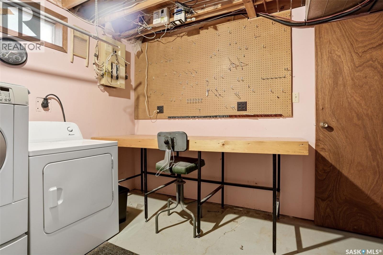 7122 Lawrence Drive, Regina, SK - Indoor Photo Showing Laundry Room