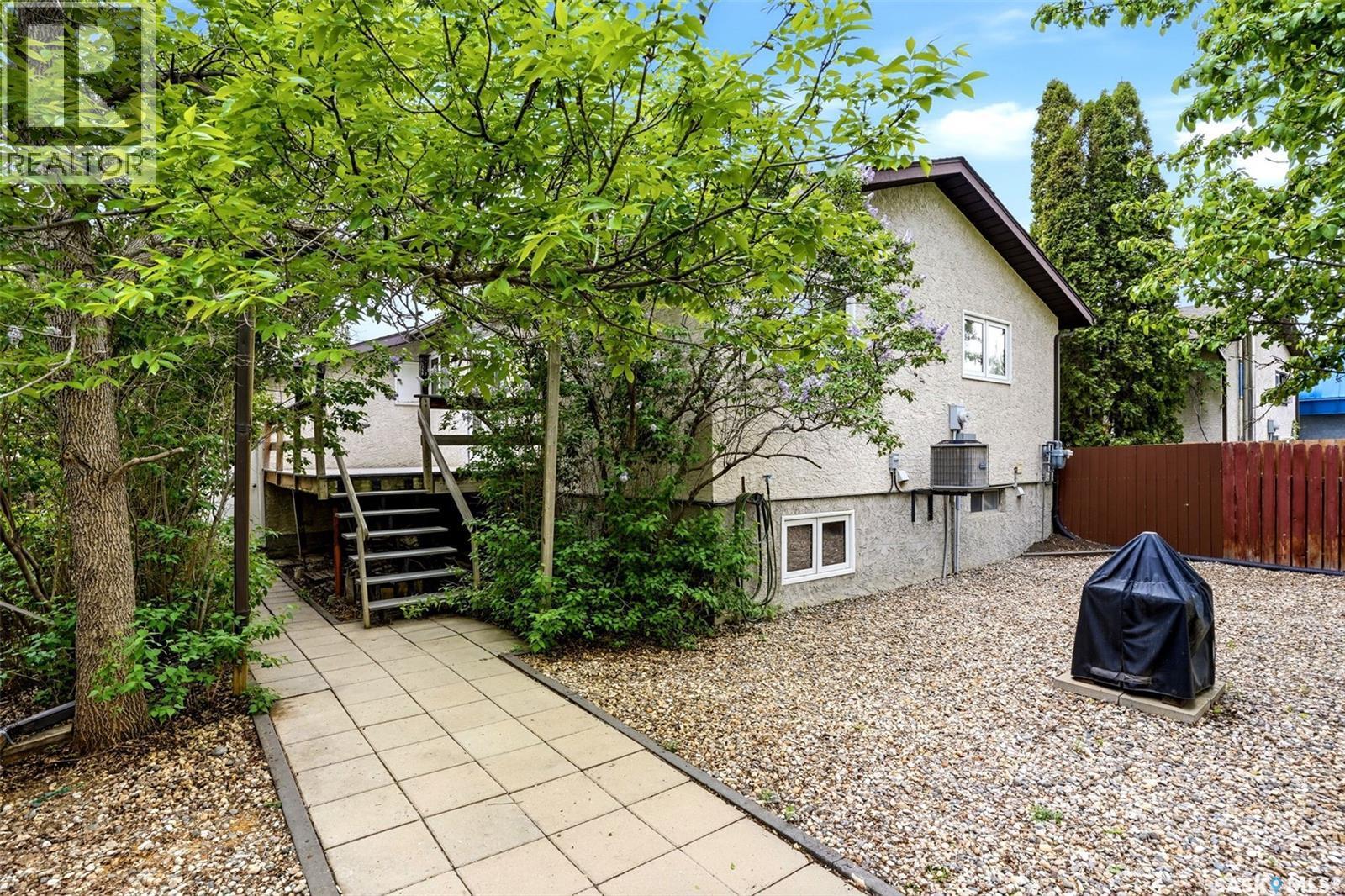 7122 Lawrence Drive, Regina, SK - Outdoor