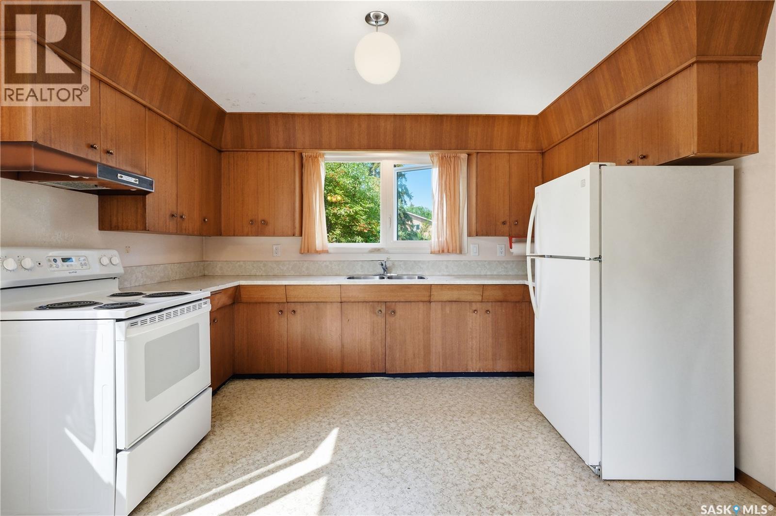 78 Harvard Crescent, Saskatoon, SK - Indoor Photo Showing Kitchen With Double Sink