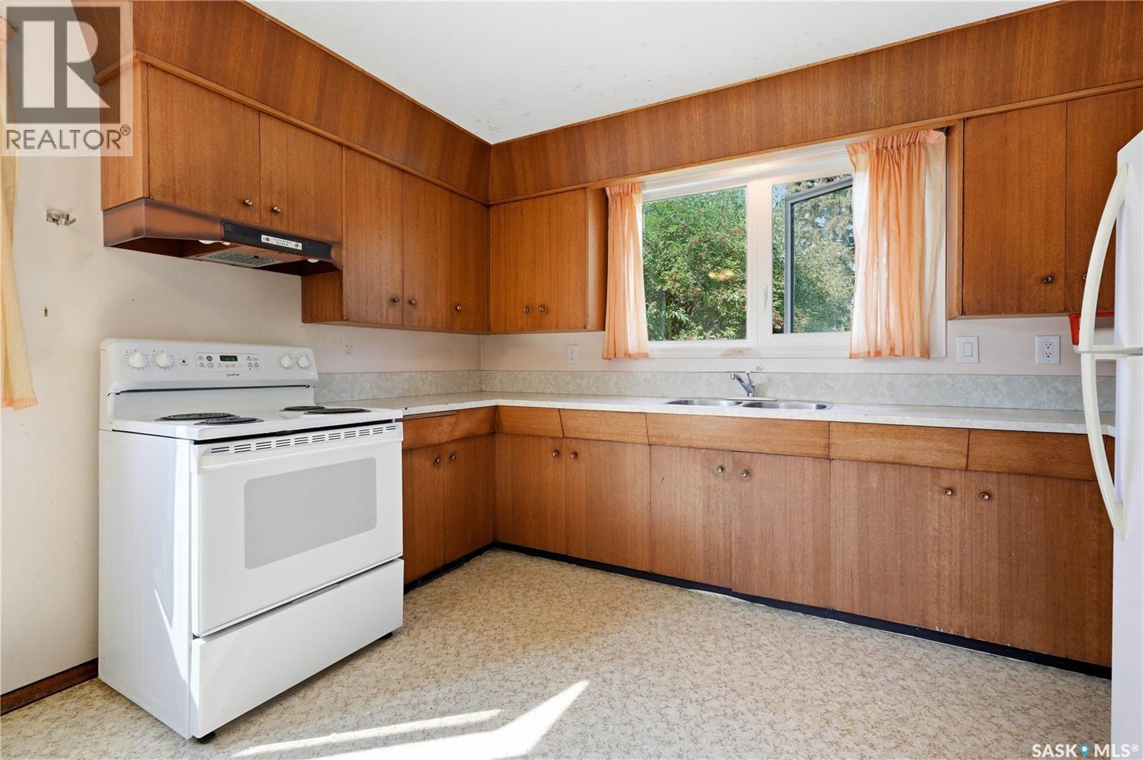 78 Harvard Crescent, Saskatoon, SK - Indoor Photo Showing Kitchen With Double Sink
