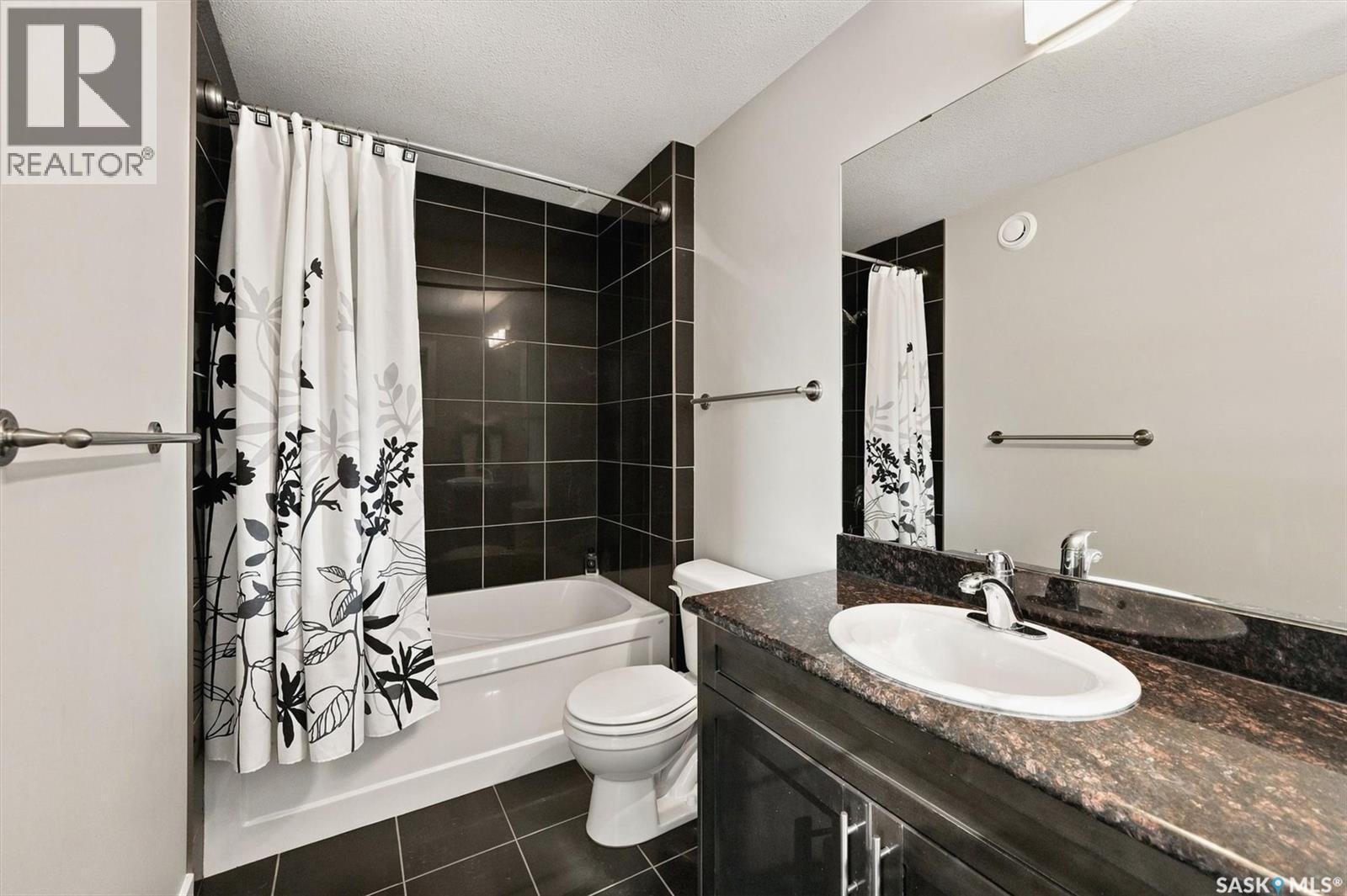32 215 Hampton Green, Saskatoon, SK - Indoor Photo Showing Bathroom