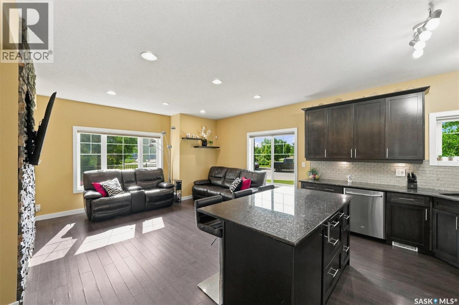 32 215 Hampton Green, Saskatoon, SK - Indoor Photo Showing Kitchen With Upgraded Kitchen