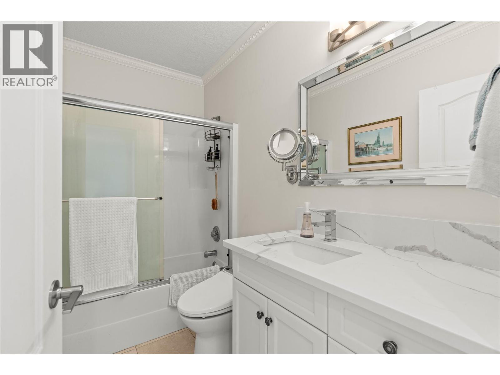 759 Middleton Way, Coldstream, BC - Indoor Photo Showing Bathroom