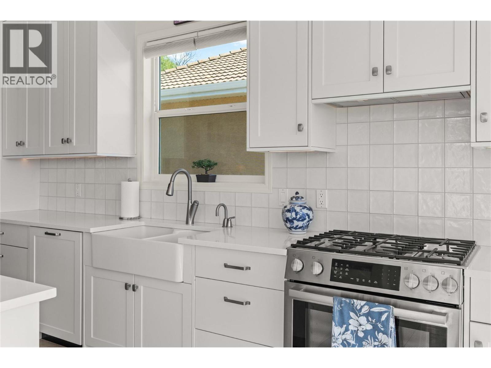 759 Middleton Way, Coldstream, BC - Indoor Photo Showing Kitchen With Upgraded Kitchen
