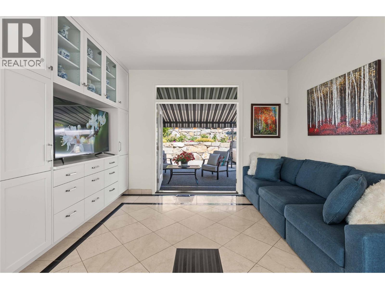 759 Middleton Way, Coldstream, BC - Indoor Photo Showing Living Room