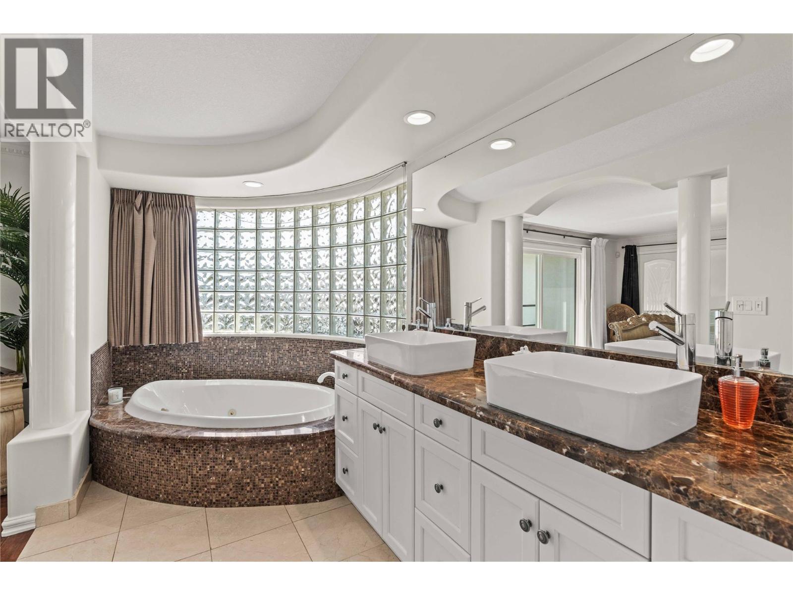 759 Middleton Way, Coldstream, BC - Indoor Photo Showing Bathroom