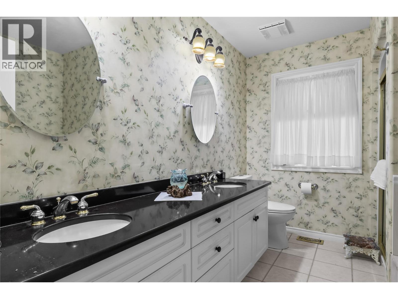 Primary Ensuite with dual vanity - 3889 Gallaghers Grange, Kelowna, BC - Indoor Photo Showing Bathroom