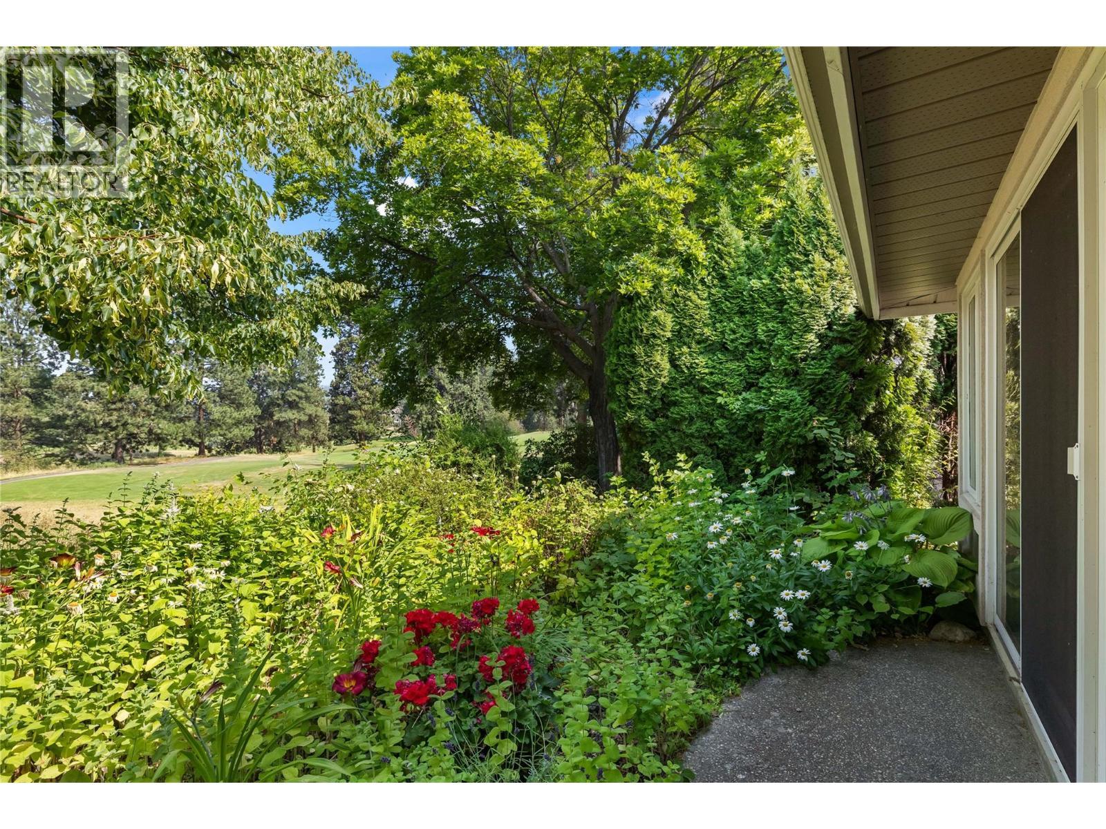 Patio surrounded by mature landscaping - 3889 Gallaghers Grange, Kelowna, BC - Outdoor
