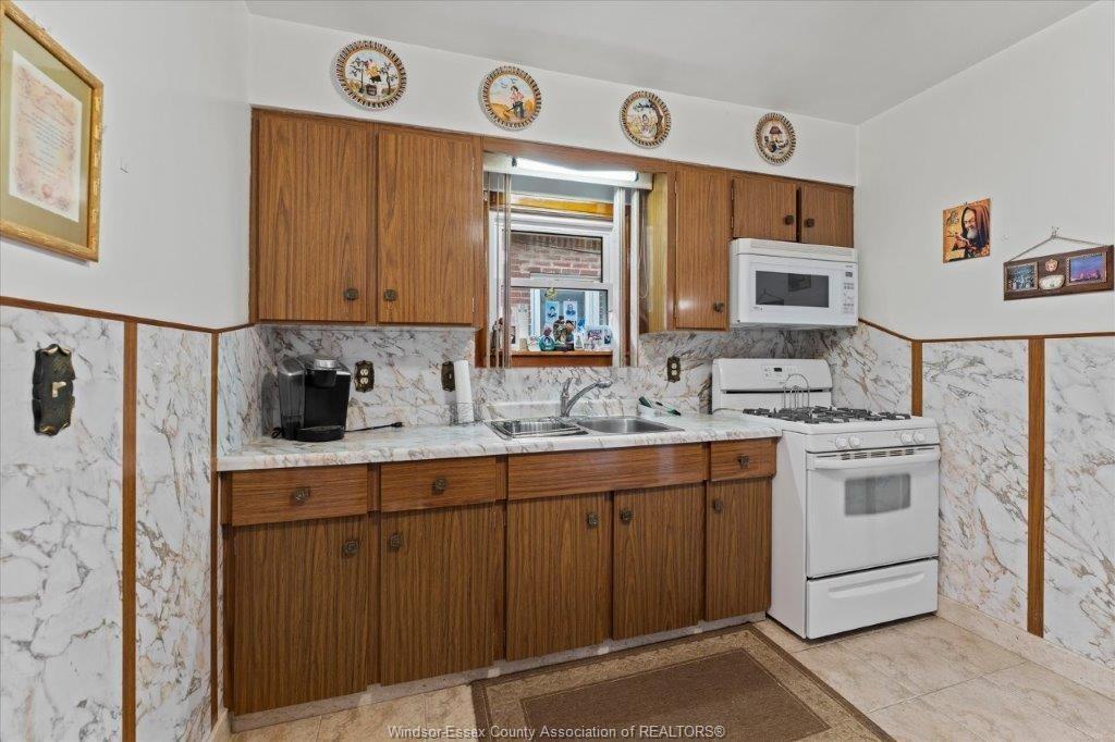 1663 Elsmere, Windsor, ON - Indoor Photo Showing Kitchen