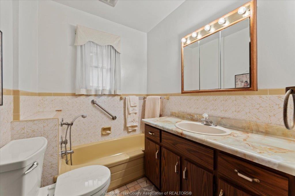 1663 Elsmere, Windsor, ON - Indoor Photo Showing Bathroom