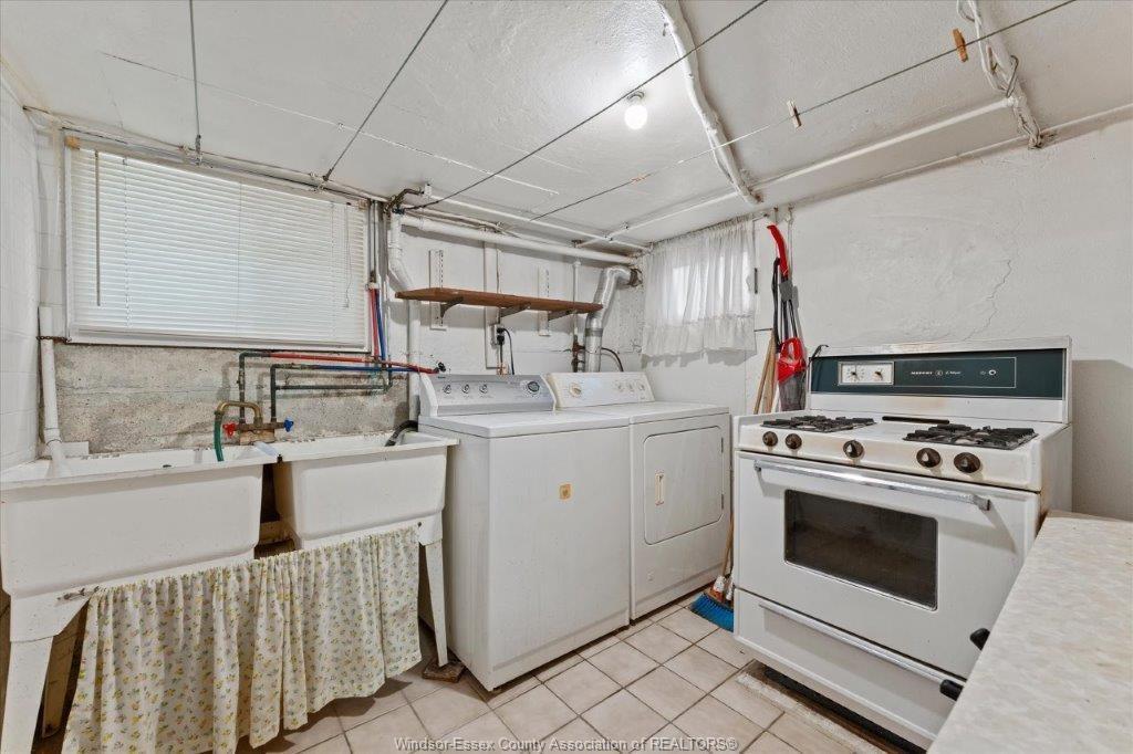 1663 Elsmere, Windsor, ON - Indoor Photo Showing Laundry Room