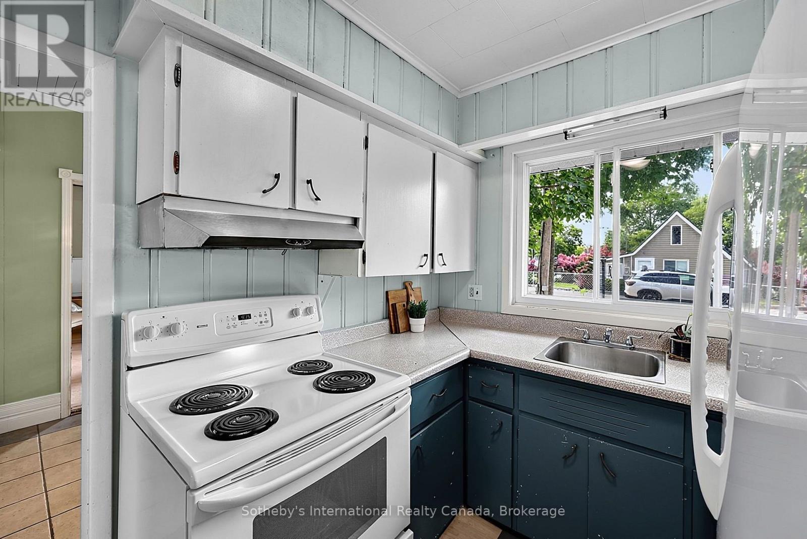 32 Tiny Beaches Road N, Tiny, ON - Indoor Photo Showing Kitchen