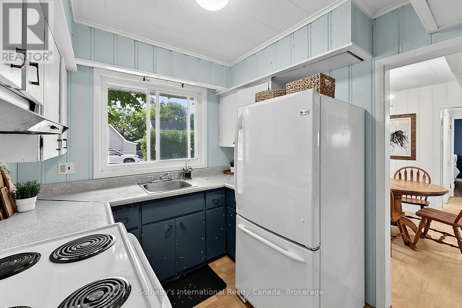 32 Tiny Beaches Road N, Tiny, ON - Indoor Photo Showing Kitchen