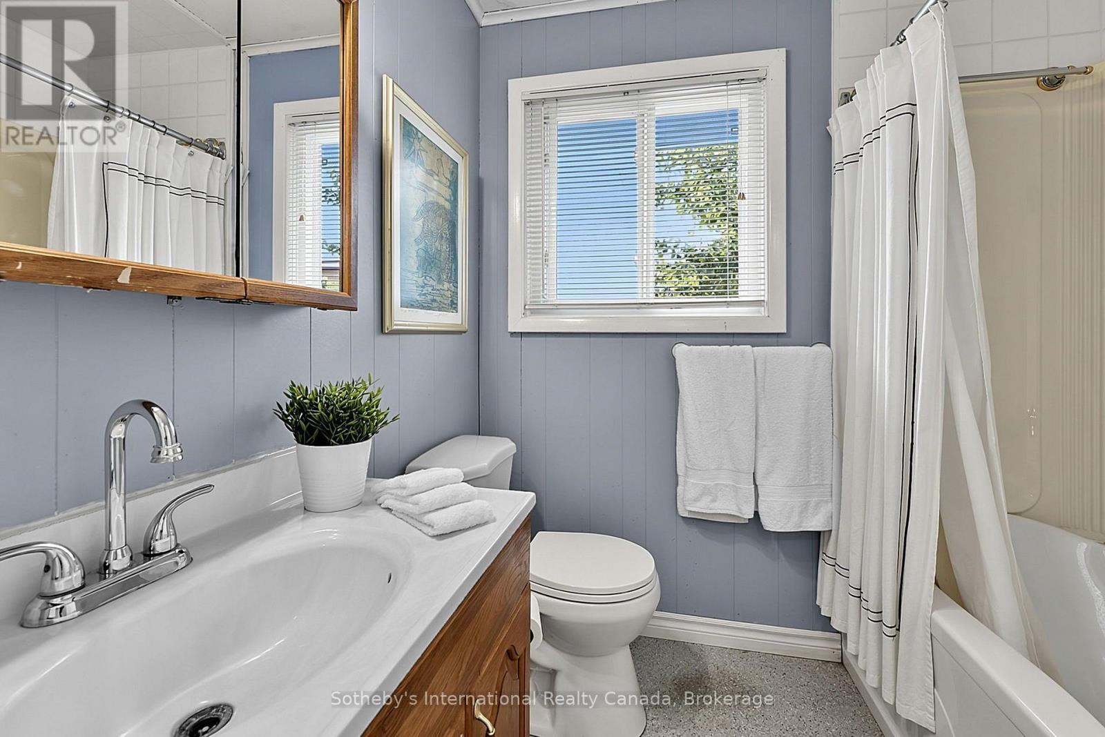 32 Tiny Beaches Road N, Tiny, ON - Indoor Photo Showing Bathroom