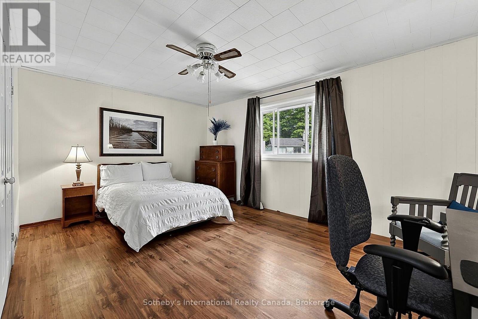 Extra large primary bedroom - 32 Tiny Beaches Road N, Tiny, ON - Indoor Photo Showing Bedroom