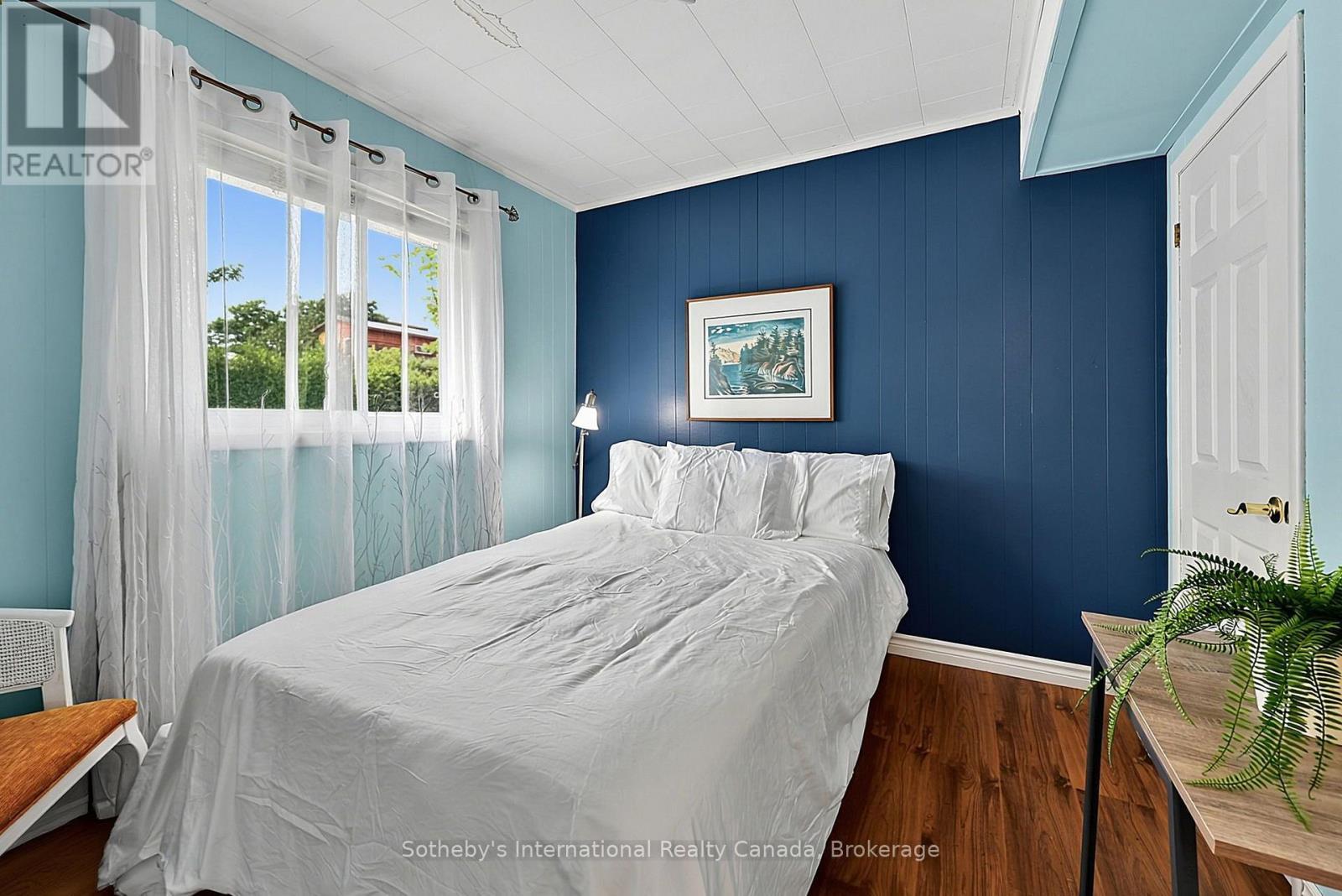 Second bedroom - 32 Tiny Beaches Road N, Tiny, ON - Indoor Photo Showing Bedroom
