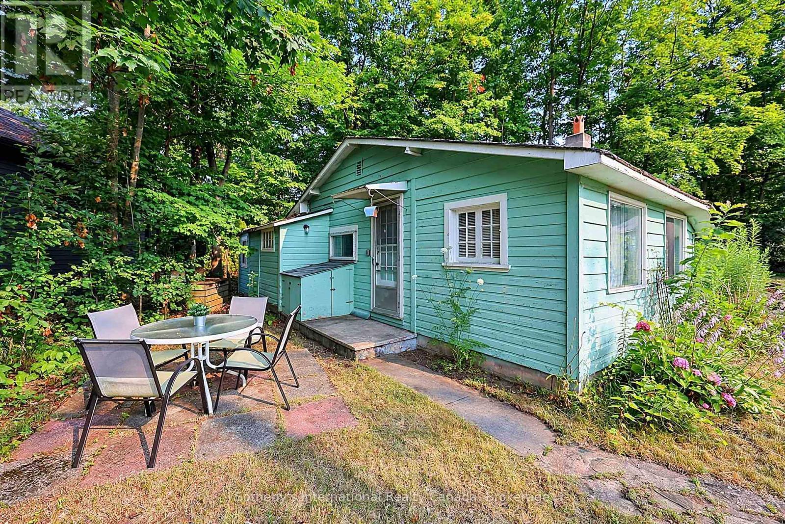 2 bedroom bunkie w/living room - 32 Tiny Beaches Road N, Tiny, ON - Outdoor
