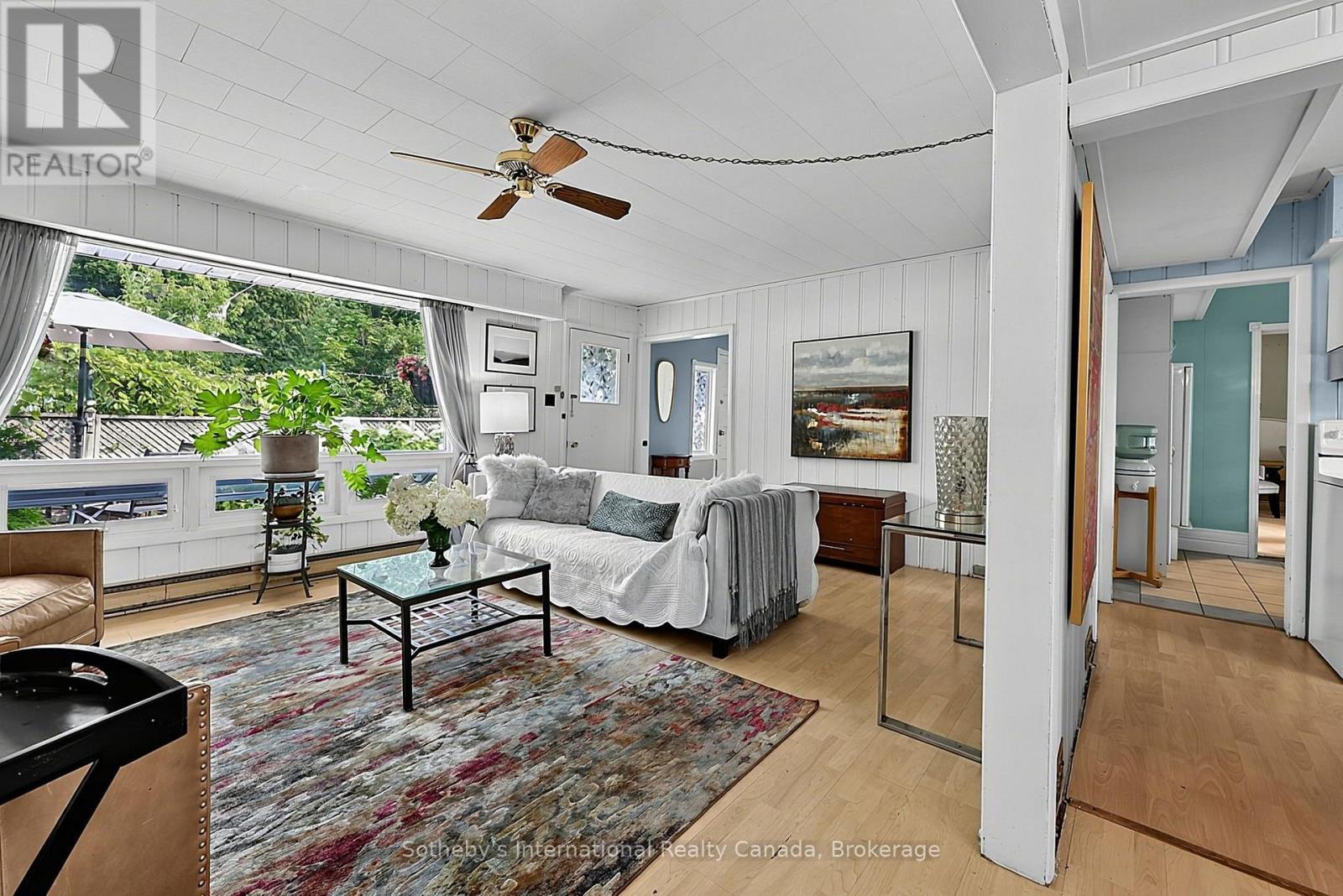 32 Tiny Beaches Road N, Tiny, ON - Indoor Photo Showing Living Room